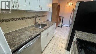 326 Hunter St E in Hamilton, ON - Building Photo