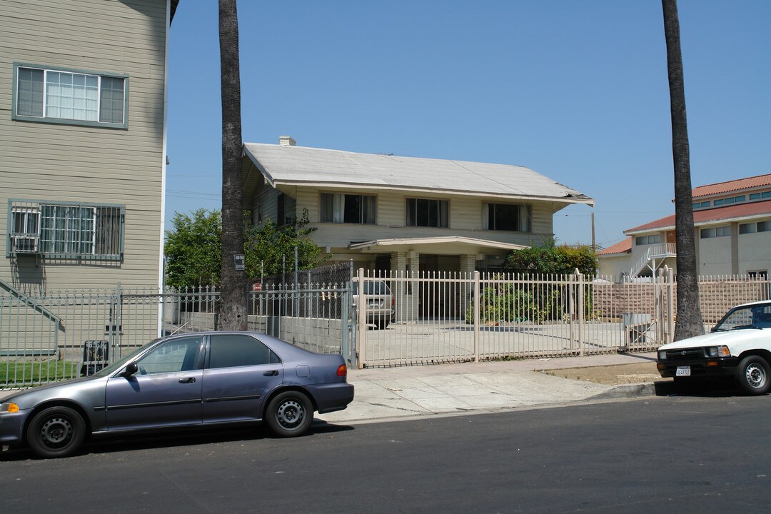 939 Menlo Ave in Los Angeles, CA - Building Photo