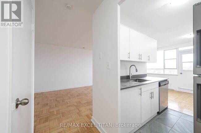 165 Cosburn Ave. in Toronto, ON - Building Photo - Building Photo