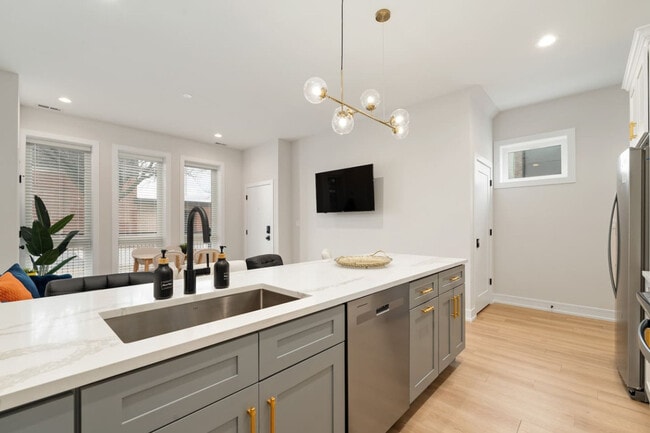 3725 S Giles Ave in Chicago, IL - Building Photo - Building Photo