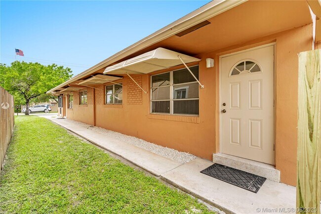 5843 Tyler St-Unit -1 in Hollywood, FL - Building Photo - Building Photo