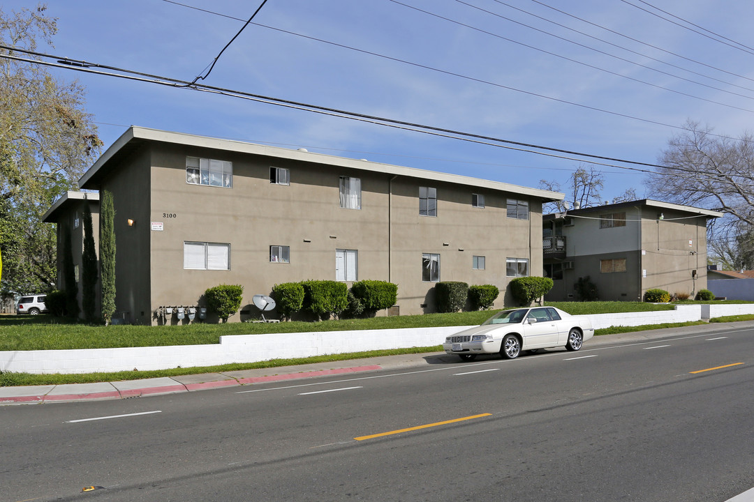 Rosewood Manor in Sacramento, CA - Building Photo