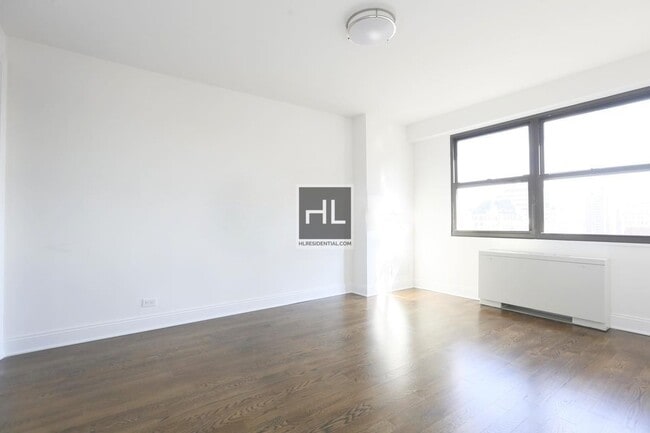 E 16 ST in New York, NY - Building Photo - Building Photo