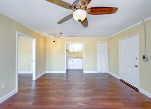 2241 W Pensacola St in Tallahassee, FL - Foto de edificio - Building Photo