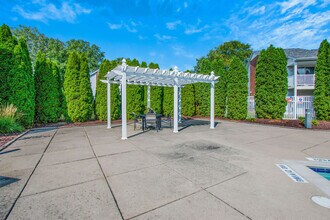 Whispering Lakes Apartments in Shelby Township, MI - Foto de edificio - Building Photo