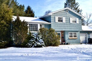31 Tall Oaks Dr in East Brunswick, NJ - Building Photo