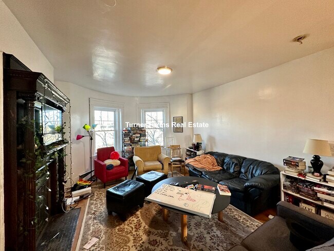 526 Harvard St, Unit 1 in Brookline, MA - Foto de edificio - Building Photo