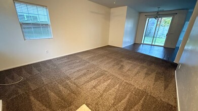 1765 Malvasia Ave in Tulare, CA - Foto de edificio - Building Photo