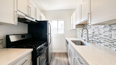 319 Heliotrope Dr in Los Angeles, CA - Building Photo - Building Photo