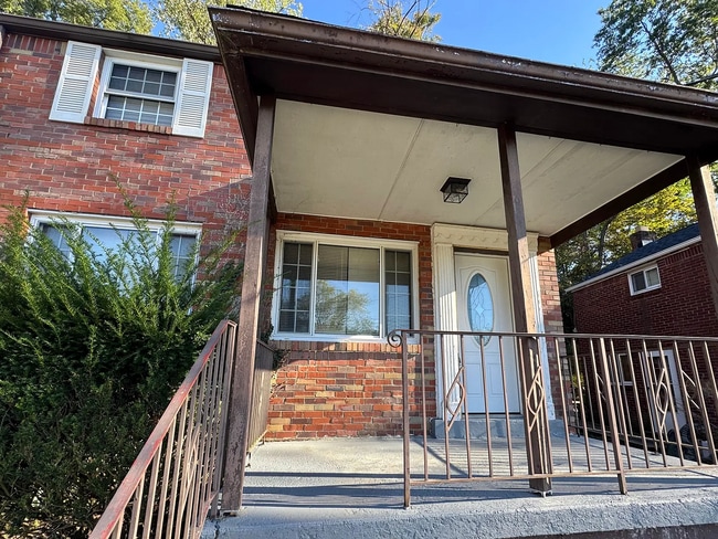 233 Saylong Dr in Pittsburgh, PA - Foto de edificio - Building Photo