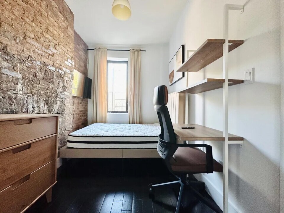 Furnished room/NOT APARTMENT in Brooklyn, NY - Building Photo