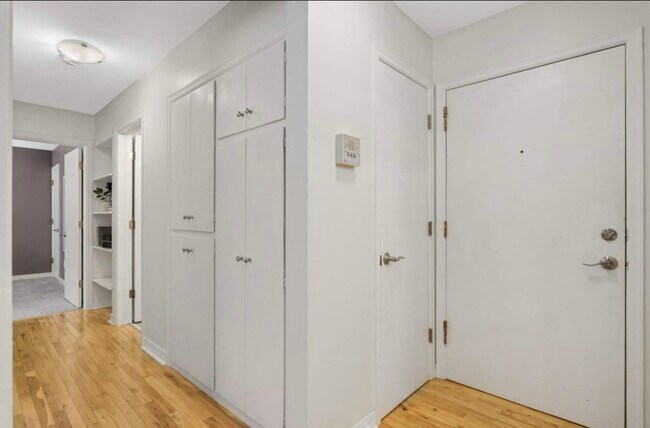 2706 Humboldt Ave S, Unit 302 in Minneapolis, MN - Foto de edificio - Building Photo