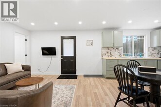 235 Southwood Dr in Kitchener, ON - Building Photo - Building Photo