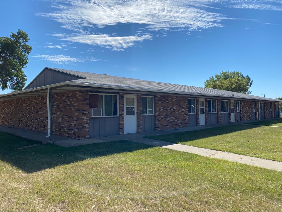 411 E Market St in Center, ND - Building Photo