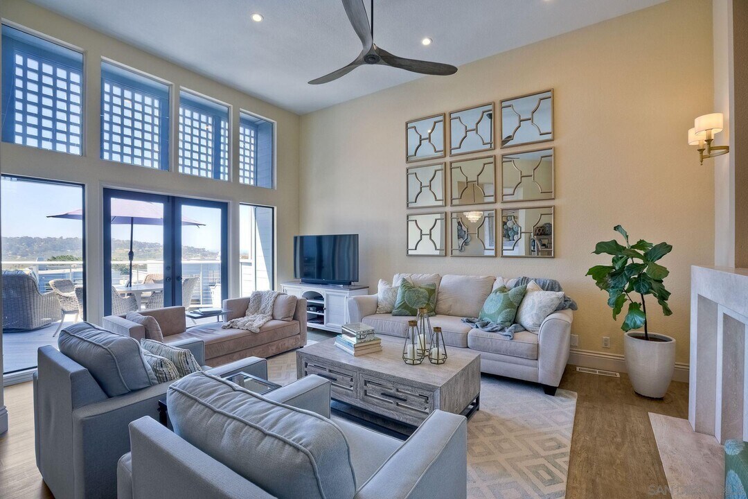 1043 Freedom Ct in Del Mar, CA - Building Photo