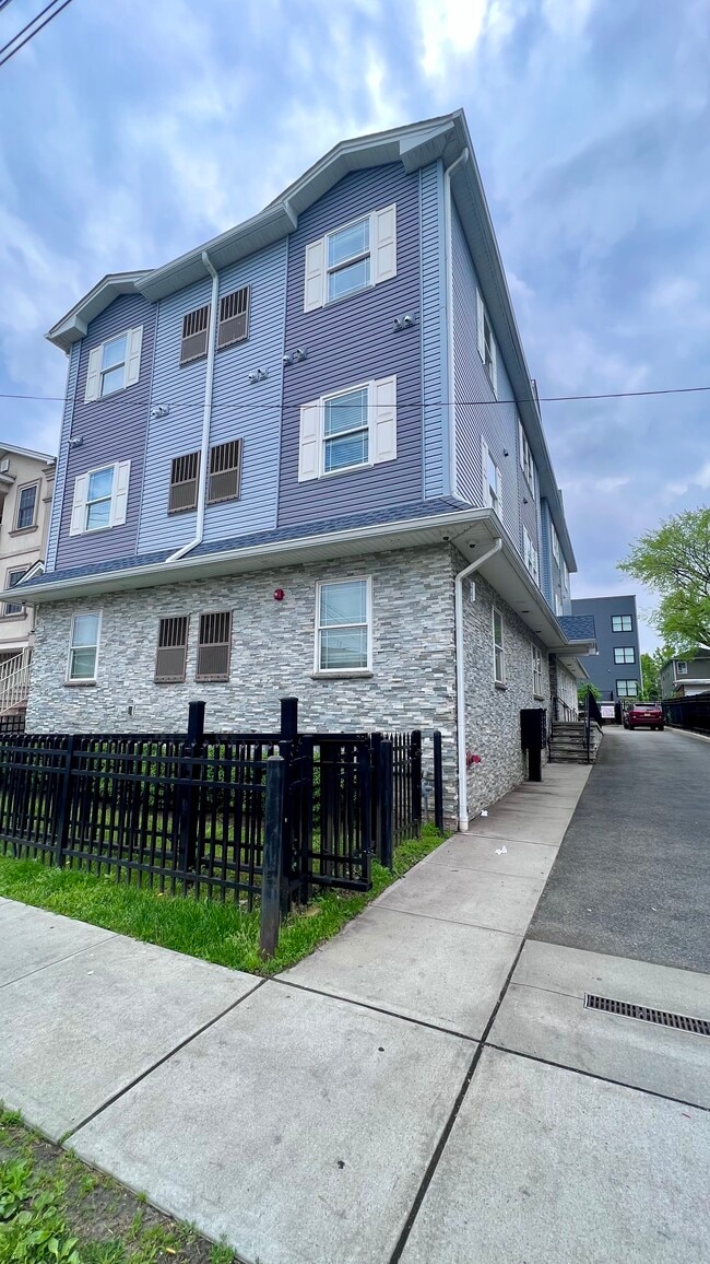 1110 Magnolia Ave in Elizabeth, NJ - Building Photo - Building Photo