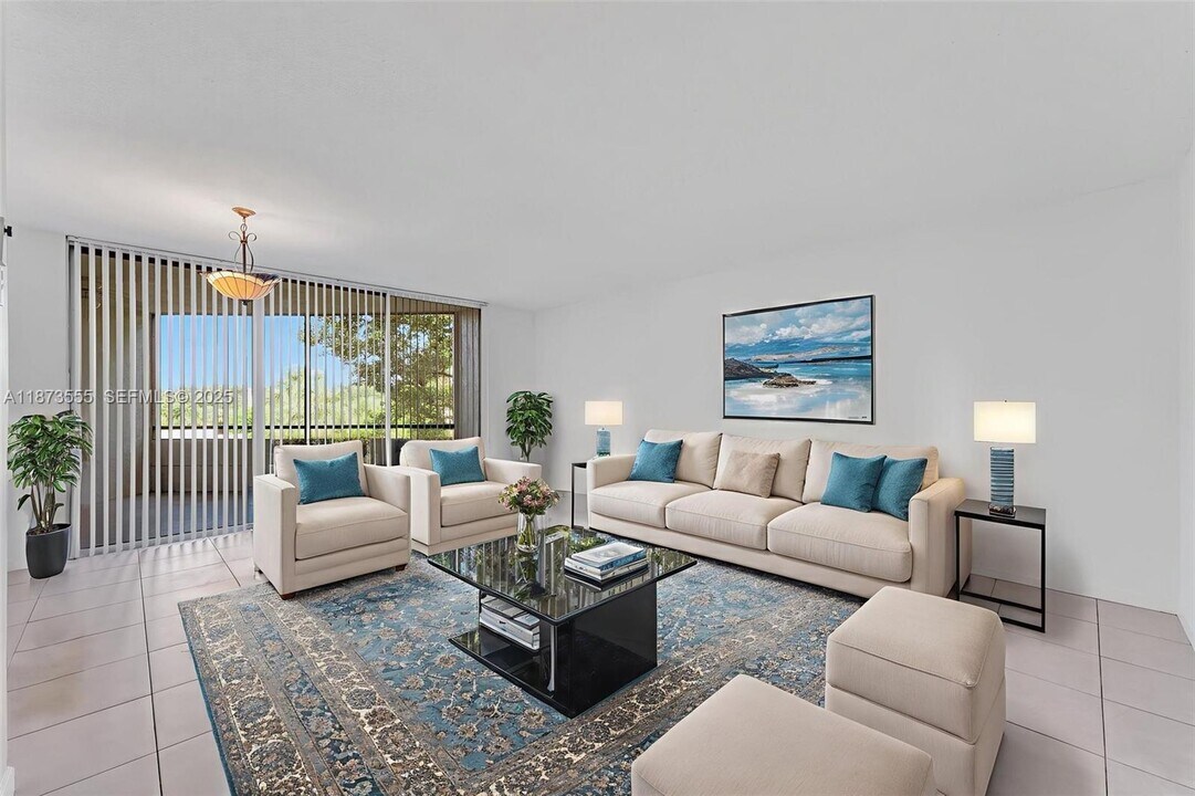 3100 N Pine Island Rd in Sunrise, FL - Foto de edificio