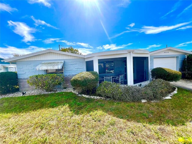 4928 Mirage Ave in Holiday, FL - Foto de edificio - Building Photo