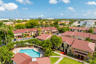 Mira Villas in Miami, FL - Building Photo - Building Photo