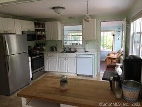 72 Hillcrest Rd in East Lyme, CT - Building Photo - Building Photo