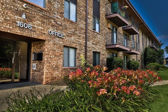 Hillside Village Apartments in Waukesha, WI - Foto de edificio - Building Photo