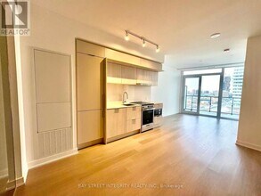 448 Burnhamthorpe Rd W in Mississauga, ON - Building Photo - Building Photo