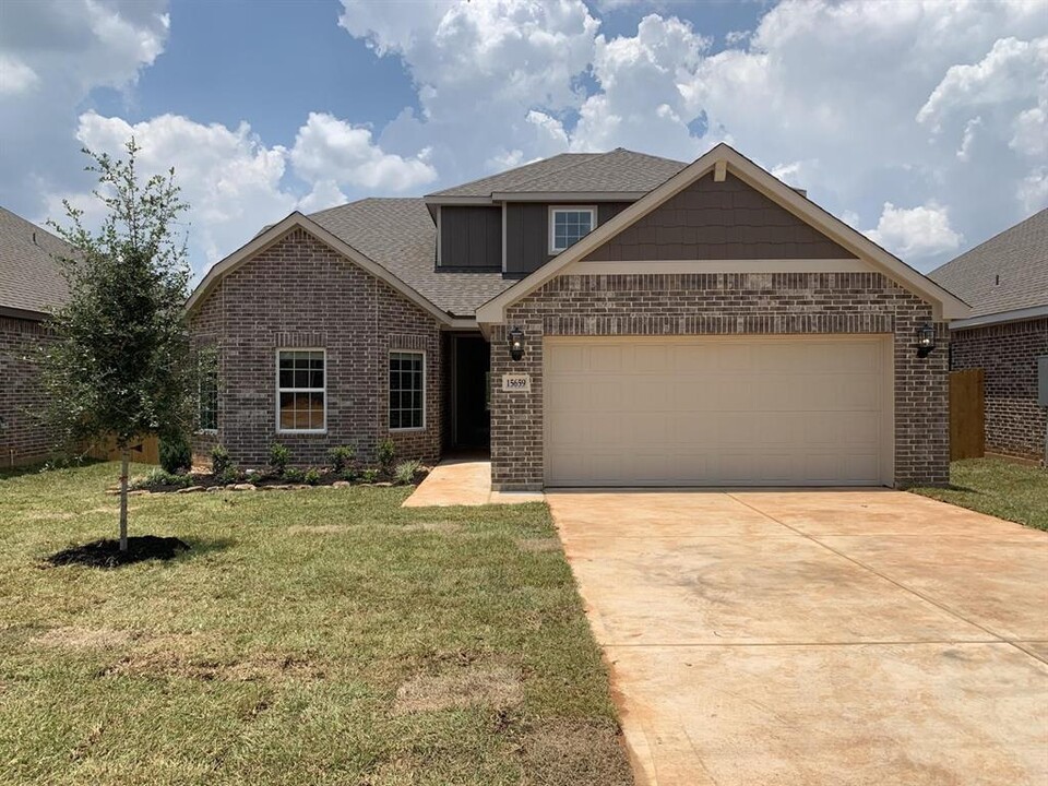 15674 Honey Cv Dr in Conroe, TX - Building Photo