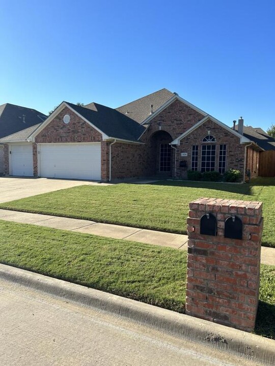 1334 Lyra Ln in Arlington, TX - Building Photo