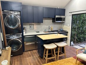 629 N Reese Pl in Burbank, CA - Foto de edificio - Building Photo