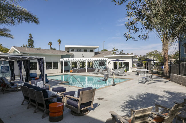 Stadium Park Apartments in Inglewood, CA - Foto de edificio - Building Photo