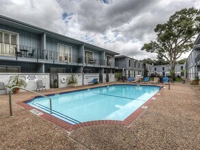 1901 S Voss Rd in Houston, TX - Building Photo - Building Photo