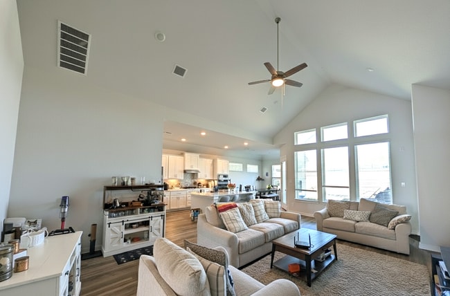 20716 Jordyn Sterling St in Manor, TX - Foto de edificio - Building Photo