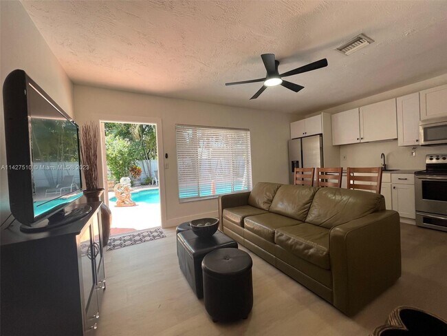 2410 Thomas St-Unit -2b in Hollywood, FL - Building Photo - Building Photo