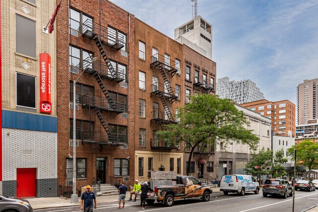 448 W 55th St in New York, NY - Building Photo - Building Photo