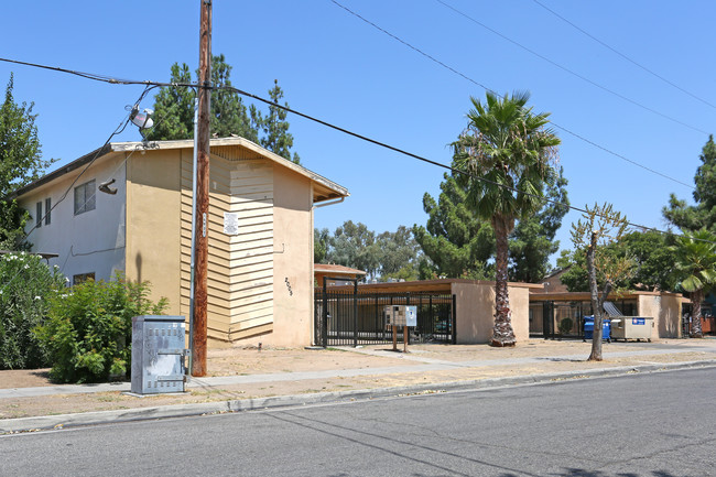 2005 E Pontiac Ave in Fresno, CA - Foto de edificio - Building Photo