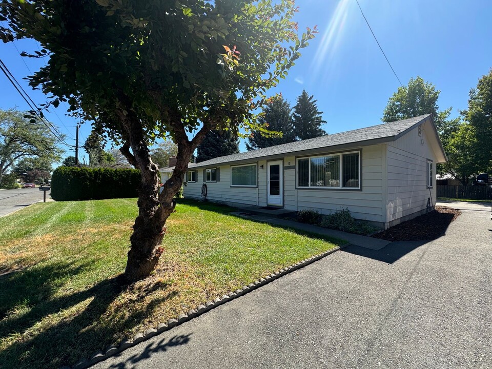 100 E 17th Ave in Ellensburg, WA - Building Photo