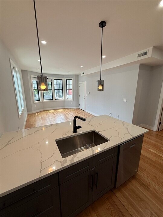 8 Ford St in Boston, MA - Building Photo