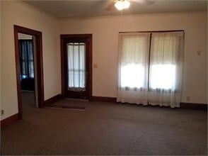 319 S Rogers St in Clarksville, AR - Building Photo - Building Photo