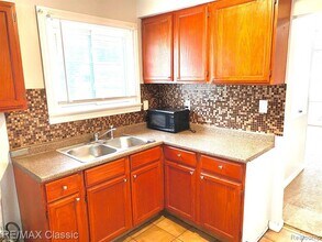 22011 Blackstone St in Oak Park, MI - Building Photo - Building Photo
