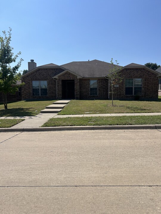 1250 Long Branch Dr in Lancaster, TX - Building Photo