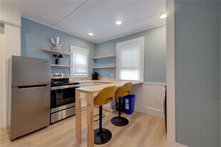 382 Spring St in Newport, RI - Building Photo