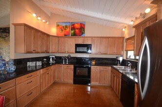 403 Columbus Cir in Corona Del Mar, CA - Building Photo - Building Photo