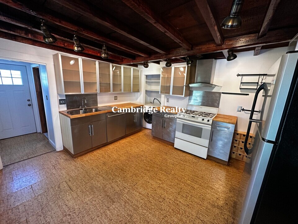 18 Tremont St, Unit 2 in Cambridge, MA - Building Photo
