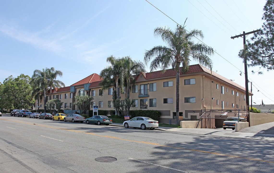 Valley Palms Apartments in Van Nuys, CA - Building Photo