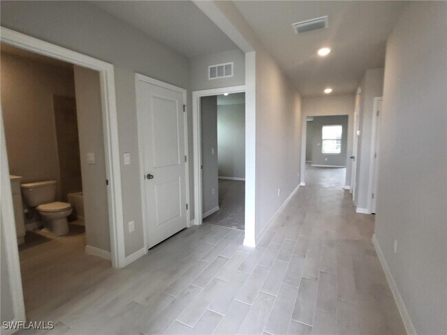 2465 NW 9th St in Cape Coral, FL - Building Photo - Building Photo