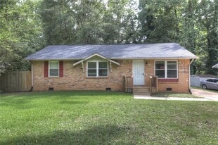 10252 Foxfire Terrace in Jonesboro, GA - Building Photo