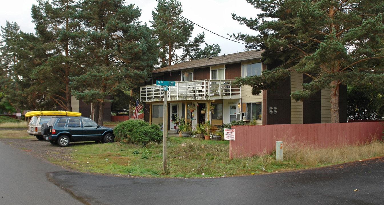 805-875 Gerth Ave NW in Salem, OR - Building Photo