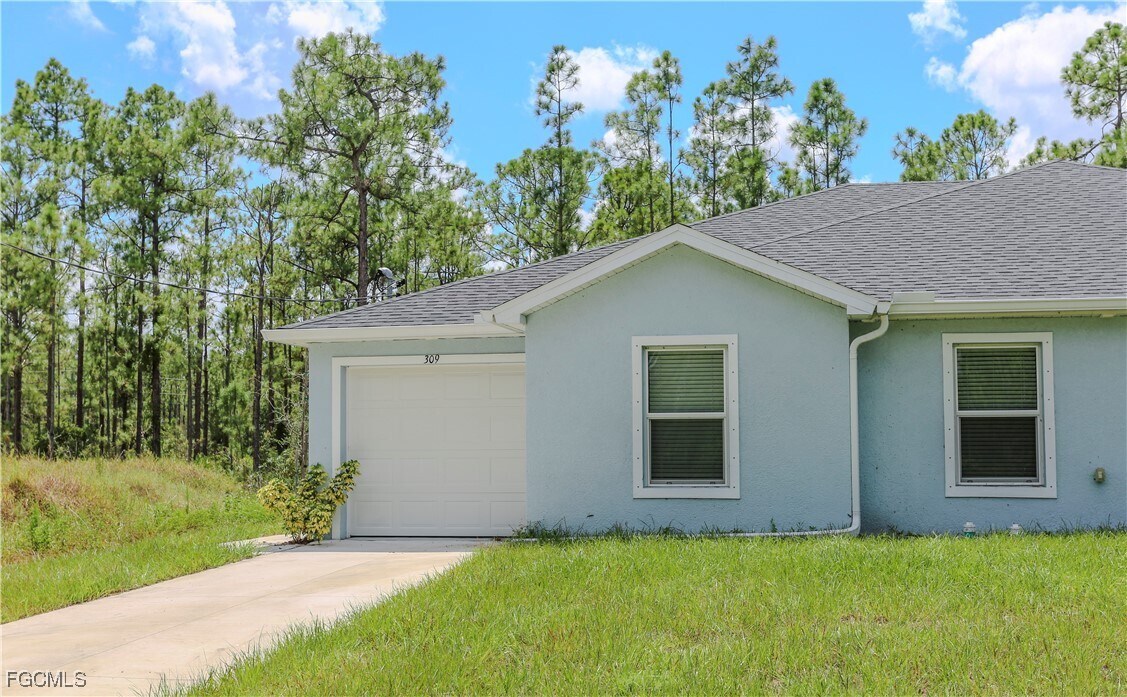 311 Norwalk Ave in Lehigh Acres, FL - Building Photo