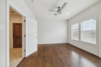 3041 Clinton Dr in Houston, TX - Building Photo - Building Photo