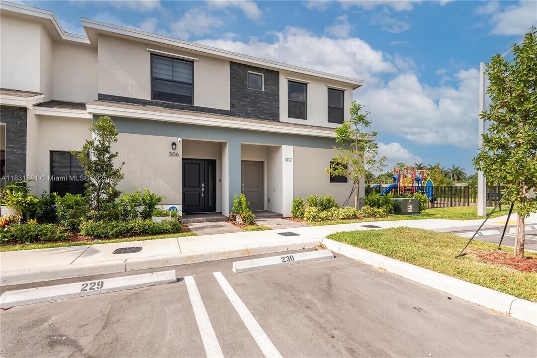 302 NE 1st Ave in Florida City, FL - Building Photo